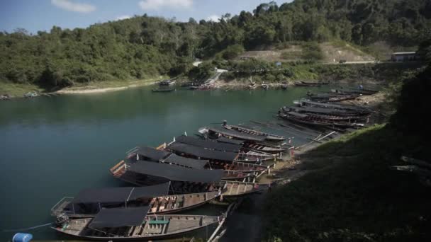 Passeio de barco, tropical tailandês selva lago Cheo lan, woodrn montanhas natureza, parque nacional navio iate rochas — Vídeo de Stock