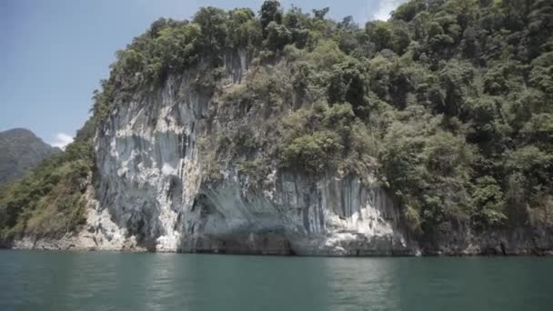 Trópusi Thai dzsungel tó Cheo lan, sziget, vad hegyek természet nemzeti park hajó jacht sziklák — Stock videók