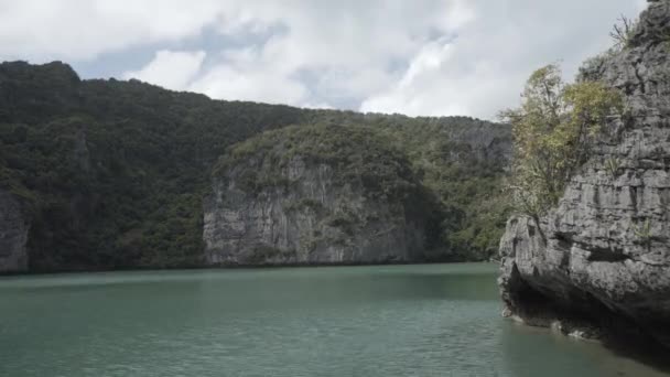 TimeLapse trópusi Thai dzsungel tó, sziget, vad hegyek természet nemzeti park hajó jacht sziklák — Stock videók