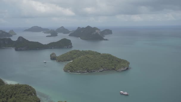 Tropical Thai jungle sea, island, wild mountains nature national park ship yacht rocks — Stock Video