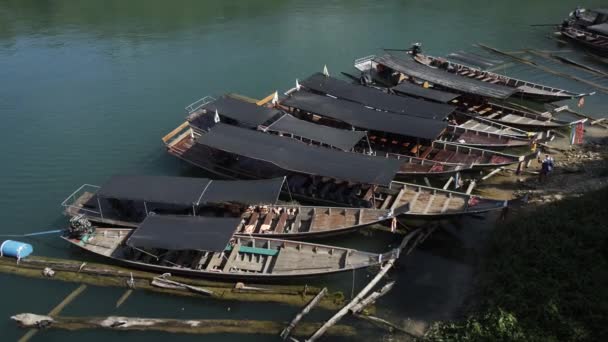 Boottocht, tropische Thaise jungle lake Cheo lan, woodrn bergen aard, nationaal park schip jacht rotsen — Stockvideo