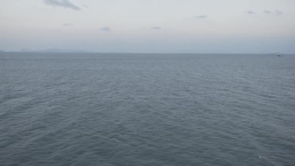 Marineros de barcos de mar azul, comercial, paisaje, velocidad, ola, granel, contenedor, carga, naturaleza, soleado — Vídeo de stock