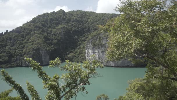 Timelapse, τροπική ζούγκλα Ταϊλάνδης laken, νησί, άγρια βουνά φύση Εθνικό Πάρκο σκάφος γιοτ βράχια — Αρχείο Βίντεο