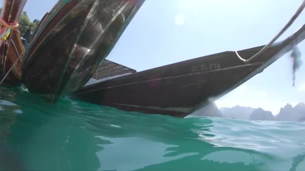 Passeio de barco em câmera lenta, tropical tailandês selva lago Cheo lan, woodrn montanhas natureza, parque nacional navio iate rochas — Vídeo de Stock