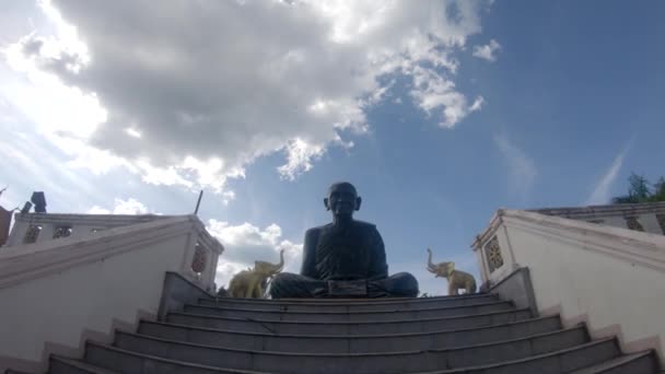 Estátua de Buda em tailandês branco, ásia, grande, religião, céu, turista — Vídeo de Stock
