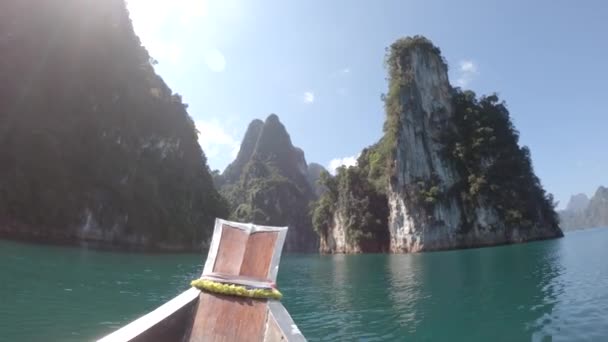 Tekne yolculuğu, tropikal Tay Orman Gölü Cheo lan, ahşap dağlar doğa, Milli Parkı gemi yat kayalar — Stok video