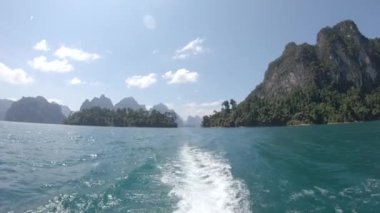 Tekne yolculuğu, tropikal Tay Orman Gölü Cheo lan, ahşap dağlar doğa, Milli Parkı gemi yat kayalar
