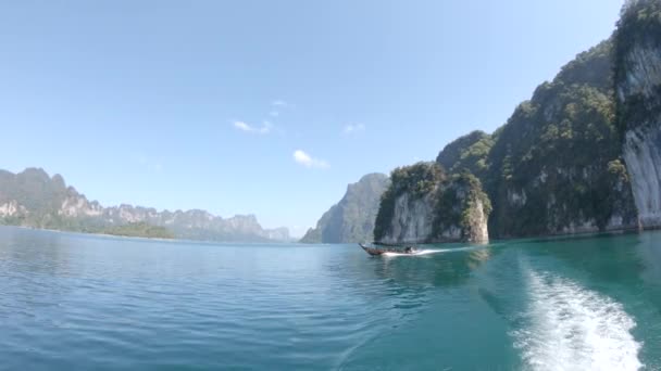 Paseo en barco, tropical selva tailandesa lago Cheo lan, montañas de madera naturaleza, parque nacional barco yate rocas — Vídeos de Stock