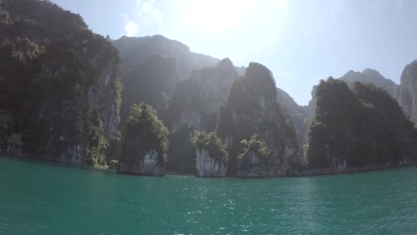 Selva tropical tailandés lago Cheo lan, isla, montañas salvajes naturaleza Parque Nacional barco yate rocas — Vídeos de Stock