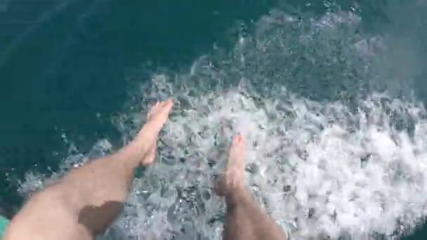 Ноги в воде лето, красиво, красота, тело, путешествия, отпуск, отпуск — стоковое видео