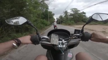 Bisiklet street ilk kişi görünümü scooter Asya Tayland Kentsel şehir ve orman yolculuğu
