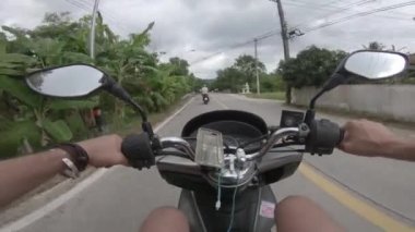 Bisiklet street ilk kişi görünümü scooter Asya Tayland Kentsel şehir ve orman yolculuğu