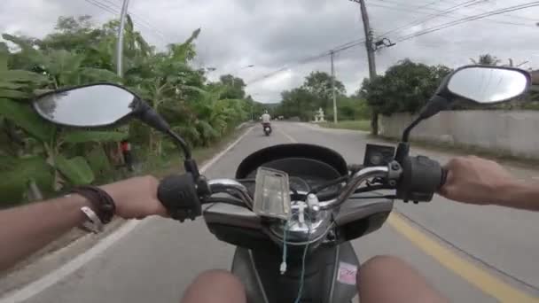 Fiets straat eerste persoon weergave scooter Azië stedelijke stad van thailand en jungle rit — Stockvideo