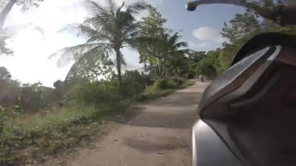 Велосипедна вулиця від першої особи дивитися скутер Азія Таїланд міське місто і джунглі їздити — стокове відео