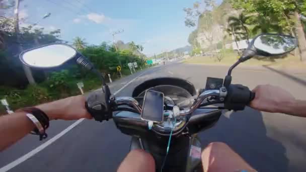 Fiets straat eerste persoon weergave scooter Azië stedelijke stad van thailand en jungle rit — Stockvideo