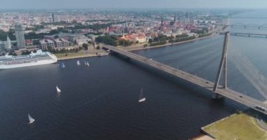 Riga şehir Askılı köprü Dugava nehir ve Il şehir Drone uçuş yat feribot