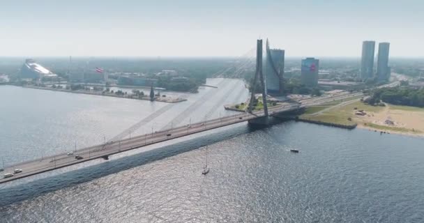 Riga city snedkabelbro Dugava floden och il city Drone flygresa — Stockvideo