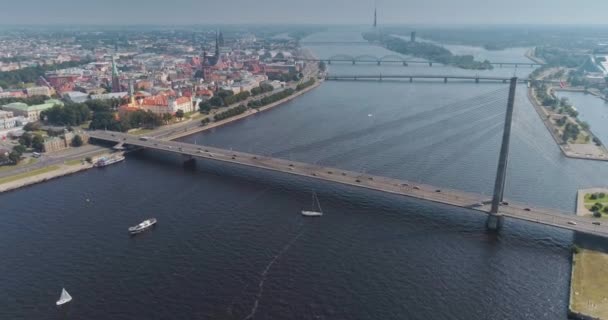 Puente de cable de la ciudad de Riga Río Dugava e il ciudad Vuelo Drone — Vídeos de Stock
