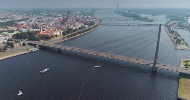 Riga cidade cabo-permanecido ponte Dugava rio e il cidade Drone voo — Vídeo de Stock