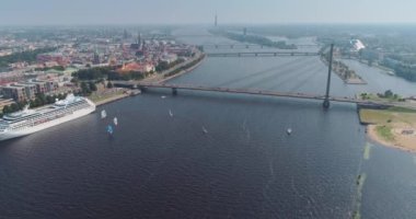 Riga şehir Askılı köprü Dugava nehir ve Il şehir Drone uçuş yat feribot