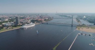 Riga şehir Askılı köprü Dugava nehir ve Il şehir Drone uçuş yat feribot