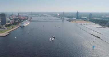 Riga şehir Askılı köprü Dugava nehir ve Il şehir Drone uçuş yat feribot