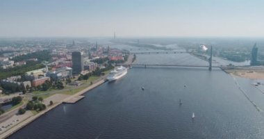 Riga şehir Askılı köprü Dugava nehir ve Il şehir Drone uçuş yat feribot