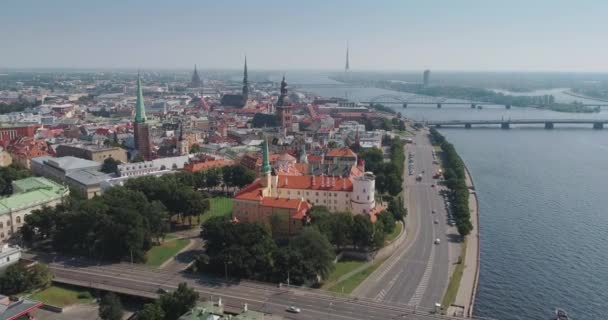 Riga city gamla Down Town sommaren Drone flygning över floden Daugava — Stockvideo
