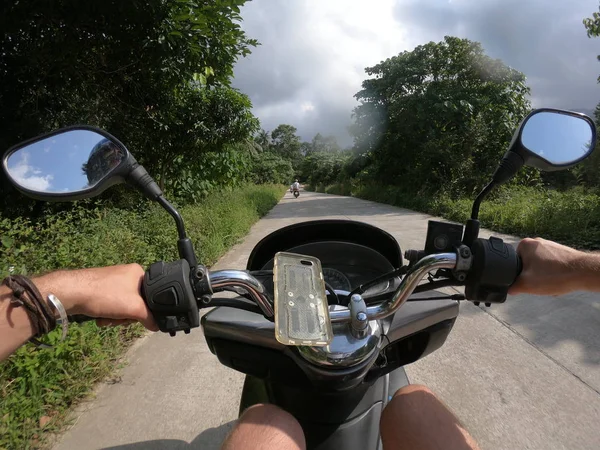 Vélo Fisheye barre première personne vue navigation monter scooter asie jungle thailand urbain action ride — Photo