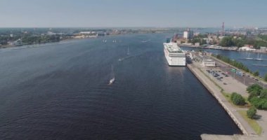 Dock bağlantı noktası Riga şehir Dugava nehir ve Il şehir Drone uçuş yat feribot