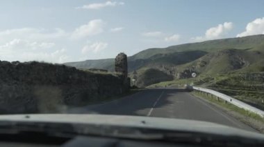 Dağ, yolda araba sürüş Georgia Caucasus yaz