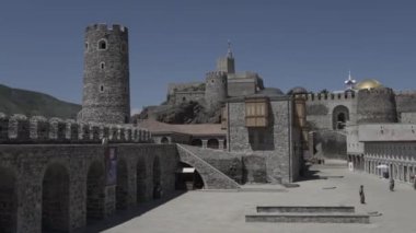 Kale kilise Kafkas Dağları nehir beyaz güzellik doğa Gürcistan hayvanlar waterwall dron 4k