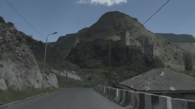 Dağ, yolda araba sürüş Georgia Caucasus yaz