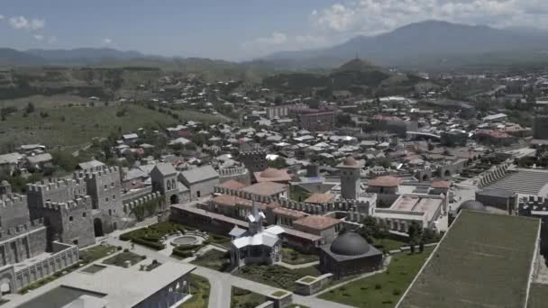 Castelo igreja Cáucaso montanhas rio caucasiano beleza natureza georgia animais waterwall drone 4k — Vídeo de Stock