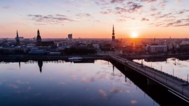 Timelapse Riga şehir eski aşağı şehir sonbahar Drone uçuş köprüler daugava Nehri Kütüphane