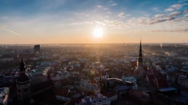 Timelapse Riga şehir eski aşağı şehir sonbahar Drone uçuş köprüler daugava Nehri Kütüphane