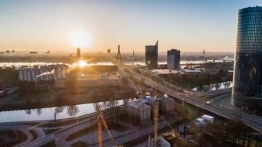 Timelapse Riga şehir eski aşağı şehir sonbahar Drone uçuş köprüler daugava Nehri Kütüphane