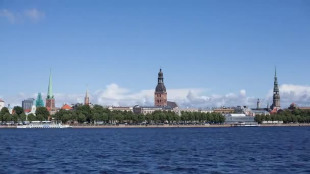 Riga Timelapse Río Daugava Nubes centro de Letonia — Vídeos de Stock
