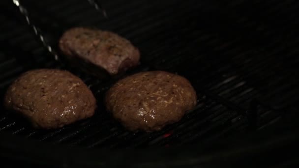 Burger madlavning mad, kød, grill, grill, hamburger, burger, bbq, oksekød , – Stock-video