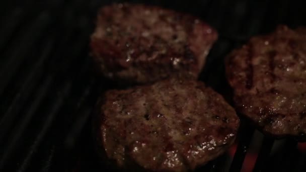 Burger madlavning mad, kød, grill, grill, hamburger, burger, bbq, oksekød , – Stock-video