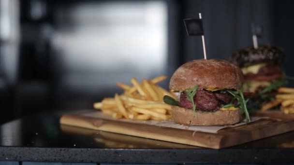 Restaurace hranolky a Burger, vaření, jídlo, maso, gril, gril, hamburger, burger, bbq, hovězí, — Stock video