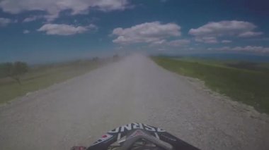 Enduro yolculuk ile kir Bisiklet yüksek arabası ile Kafkas dağlarında
