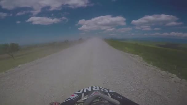 复古旅途与肮脏的自行车高在高加索山与越野车 — 图库视频影像
