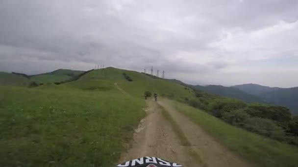 Enduro viaggio con bici da cross in alta montagna caucasica con Buggy — Video Stock