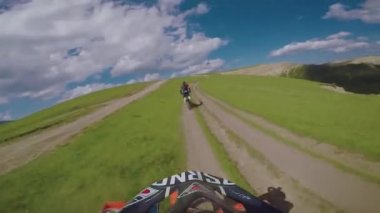 Enduro yolculuk ile kir Bisiklet yüksek beyaz dağlar, tepeler, vadiler