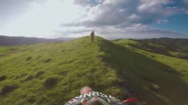 Enduro yolculuk ile kir Bisiklet yüksek beyaz dağlar, tepeler, vadiler