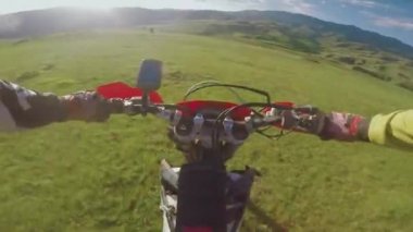 Enduro yolculuk ile kir Bisiklet yüksek beyaz dağlar, tepeler, vadiler