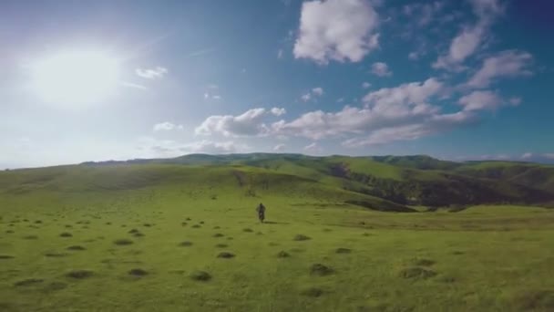 Enduro reis met vuil fiets hoog in de Kaukasische bergen, heuvels, valleien — Stockvideo