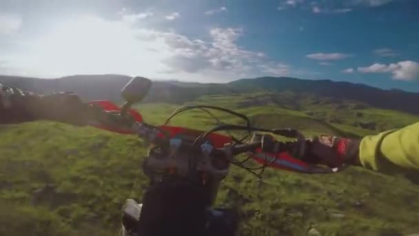 Enduro reis met vuil fiets hoog in de Kaukasische bergen, heuvels, valleien — Stockvideo