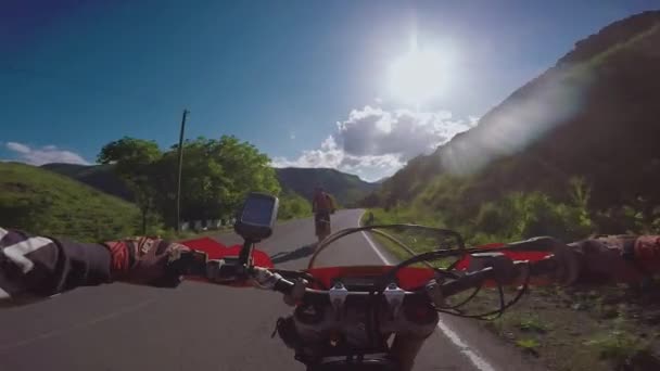 A th road magas a kaukázusi-hegység, a hegyek, a völgyek enduro dirt bike utazás — Stock videók